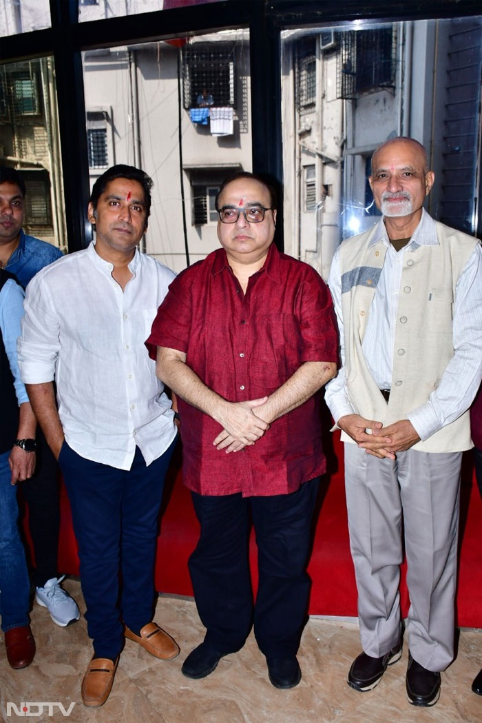 राजकुमार संतोषी, चिन्मय मंडलेकर और दीपक अंतानी 'गांधी गोडसे एक युद्ध' स्क्रीनिंग के दौरान कैमरे के सामने पोज देते हुए(फोटो क्रेडिट: वरिंदर चावला)