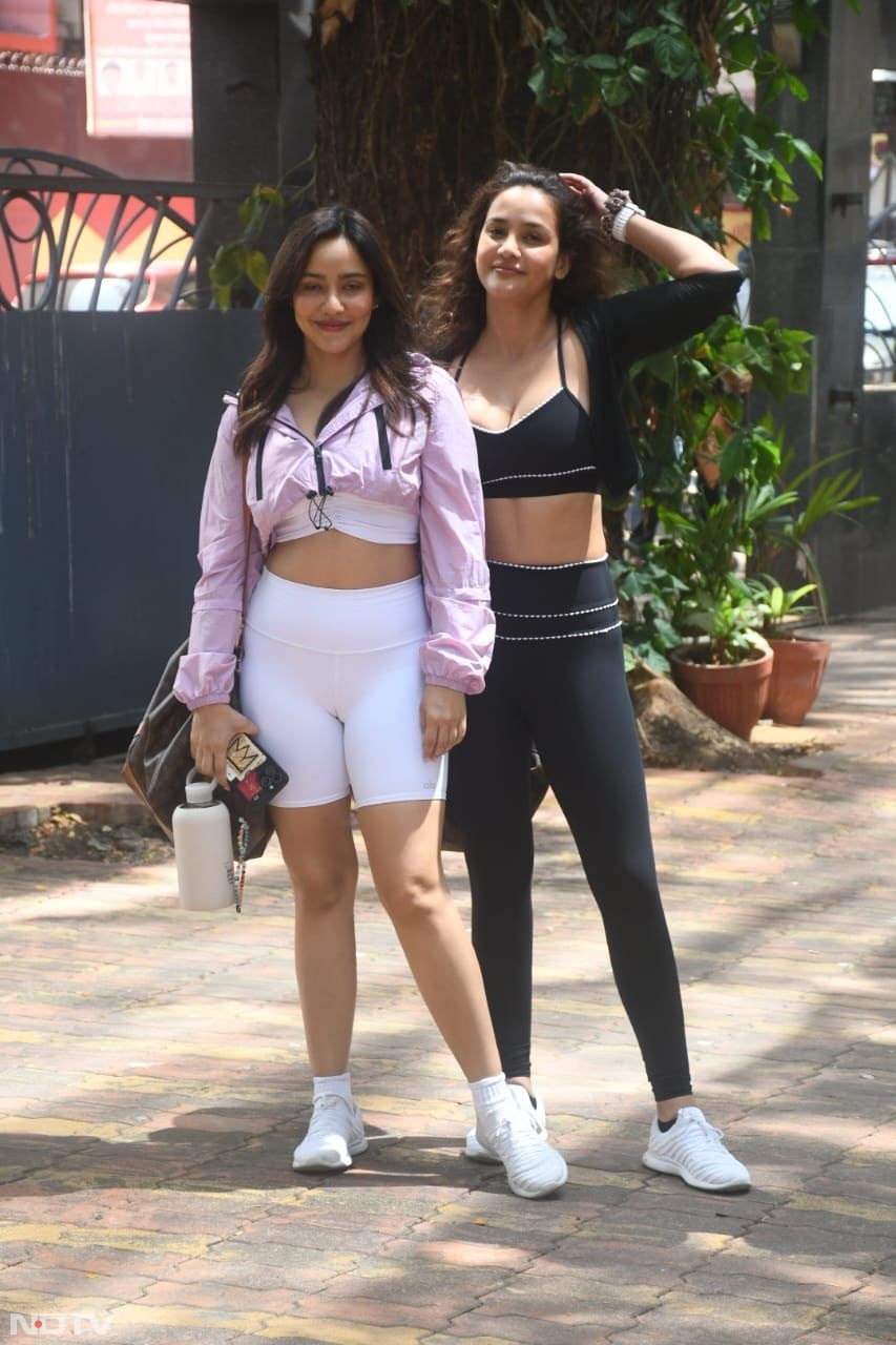 करीना कपूर, मलाइका अरोड़ा और नेहा शर्मा समेत अन्य सेलेब्स स्टाइलिश लुक में आए नज़र