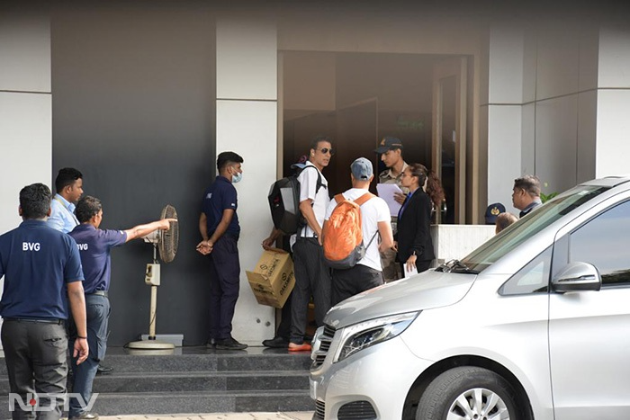 करीना कपूर, आमिर खान और अक्षय कुमार समेत अन्य सेलेब्स एयरपोर्ट पर आए नज़र