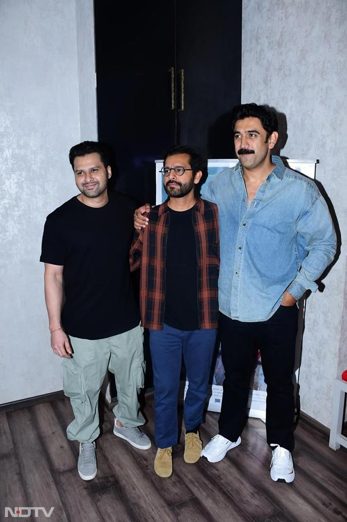 अमित साध और डायरेक्टर शकुन बत्रा को आगामी फिल्म 'घुसपैठ' की स्क्रीनिंग पर एक साथ देखा गया.(फोटो: वरिंदर चावला)