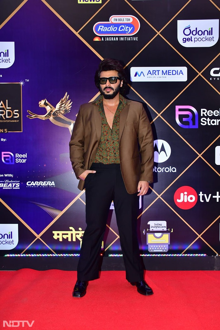 अर्जुन कपूर ने अपने ब्राउन कलर के ब्लेज़र को एक फंकी प्रिंटेड शर्ट के साथ टीमअप किया.(फोटो: वरिंदर चावला)