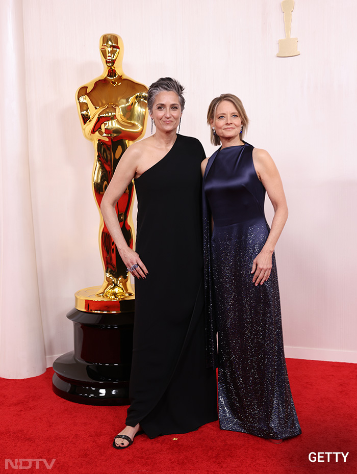 Jodie Foster and Alexandra Hedison posing together. Jodie Foster's pick was a Loewe gown. (Image courtesy: Getty)