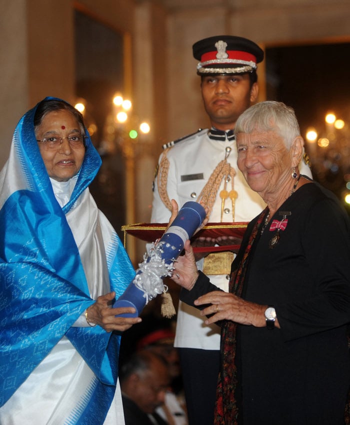 Indian President Prathiba Singh Patil (L) presents The Padma Shri Award to US citizen Carmel Berkson, sculptor, photographer and writer, residing in India for the past forty years, during the presentation of the 'Padma Awards 2010' at The Presidential House in New Delhi on March 31, 2010. Indian President Pratibha Patil presented 66 Padma Vibhushan and Padma Sri and Padma Bhushan awards to personalities from different professional backgrounds for their contribution to the nation. AFP PHOTO/RAVEENDRAN