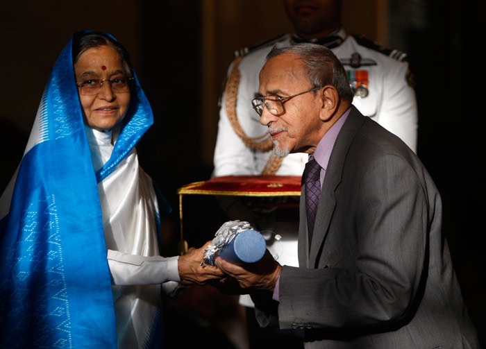 Indian President Pratibha Patil, left, presents the Padma Vibhushan, one of India's  highest civilian awards to theater director Ebrahim Hamed Alkazi at the Presidential Palace in New Delhi, India, Wednesday, March 31, 2010. (AP Photo/Mustafa Quraishi)