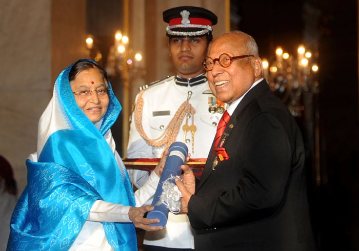 Indian President Prathiba Singh Patil (L) presents The Padma Bhushan Award to The Chairman of Hotel Leelaventure Krishnan Nair during the presentation of the 'Padma Awards 2010' at The Presidential House in New Delhi on March 31, 2010. Indian President Pratibha Patil presented 66 Padma Vibhushan and Padma Sri and Padma Bhushan awards to personalities from different professional backgrounds for their contribution to the nation.   AFP PHOTO/RAVEENDRAN