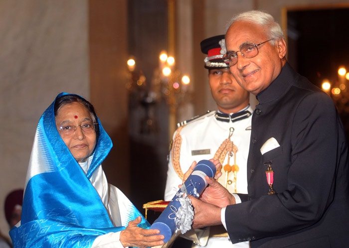 Indian President Prathiba Singh Patil (L) presents The Padma Bhushan Award to The Chairman of DLF Limited, India's largest real estate company, Kushal Pal Singh, during the presentation of the 'Padma Awards 2010' at The Presidential House in New Delhi on March 31, 2010. Indian President Pratibha Patil presented 66 Padma Vibhushan and Padma Sri and Padma Bhushan awards to personalities from different professional backgrounds for their contribution to the nation. AFP PHOTO/RAVEENDRAN