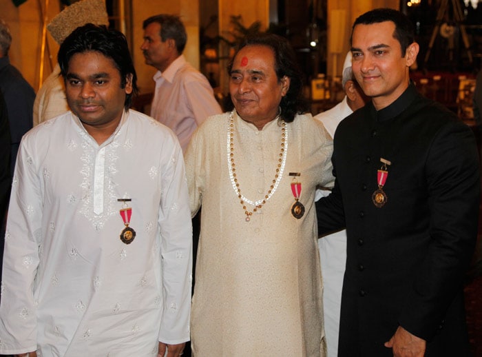 Bollywood composer A R Rahman, left, Classical vocalist Chhannulal Misra, center, and Bollywood actor Aamir Khan, pose for photographs after receiving the Padma awards, India's highest civilian awards at the Presidential Palace in New Delhi, India, Wednesday, March 31, 2010. (AP Photo/Mustafa Quraishi)