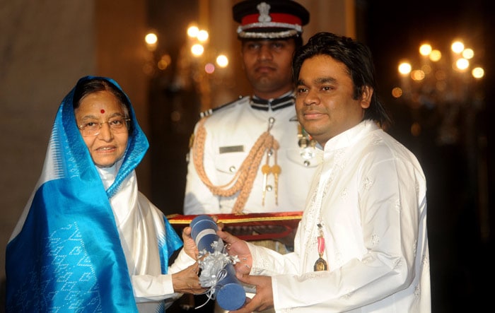 Bollywood composer A R Rahman, left, Classical vocalist Chhannulal Misra, center, and Bollywood actor Aamir Khan, pose for photographs after receiving the Padma awards, India's highest civilian awards at the Presidential Palace in New Delhi, India, Wednesday, March 31, 2010. (AFP Photo)