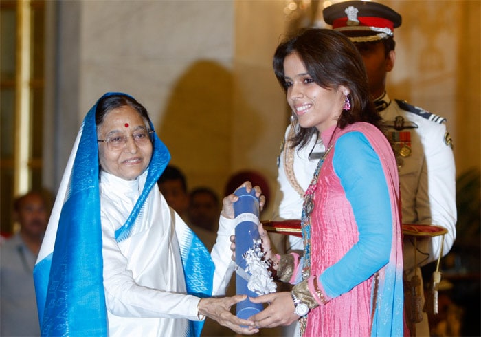 Indian President Pratibha Patil, left, presents the Padma Shri, one of India's highest civilian awards to Badminton player Saina Nehwal at the Presidential Palace in New Delhi, India, Wednesday, March 31, 2010. (AP Photo/Mustafa Quraishi)