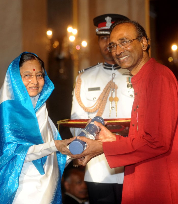 Indian President Prathiba Singh Patil (L) present Padma Vibhushan Award to Indian Scientist at MRC Laboratory of Molecular Biology Venkatraman Ramakrishnan during the presentation of the 'Padma Awards 2010' at The Presidential House in New Delhi on March 31, 2010. Indian President Pratibha Patil presented 66 Padma Vibhushan and Padma Sri and Padma Bhushan awards to personalities from different professional backgrounds for their contribution to the nation. (Photo: AFP)