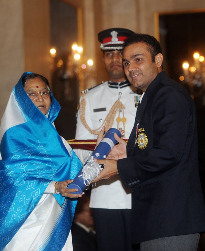 Indian President Prathiba Singh Patil (L) presents The Padma Shri Award to Indian cricketer Virender Sehwag during the presentation of the 'Padma Awards 2010' at The Presidential House in New Delhi on March 31, 2010. Indian President Pratibha Patil presented 66 Padma Vibhushan and Padma Sri and Padma Bhushan awards to personalities from different professional backgrounds for their contribution to the nation. (AFP PHOTO/RAVEENDRAN)