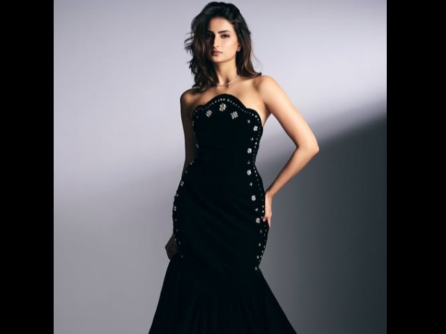 पलक तिवारी ने ब्लैक मरमेड गाउन पहनकर बिखेरे जलवे, जानें कितनी है इस गाउन की कीमत?