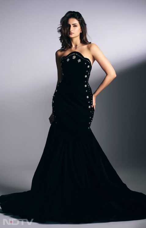 पलक इन तस्वीरों में काले रंग का मरमेड गाउन पहने नज़र आ रही हैं. instagram/palaktiwarii