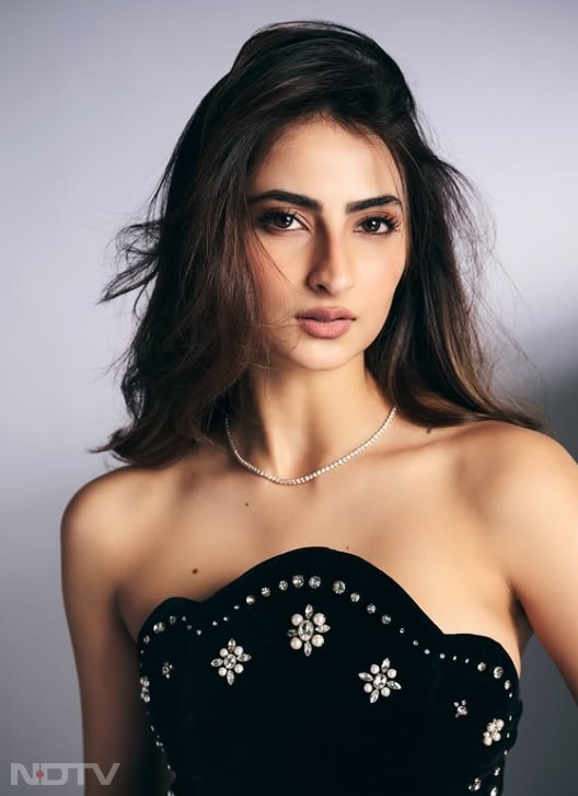 यह गाउन स्ट्रैपलेस और बॉडी-फिटेड है और गाउन में कर्व कट नेकलाइन और सेक्विन-सिल्वर स्टोन का काम है. instagram/palaktiwarii