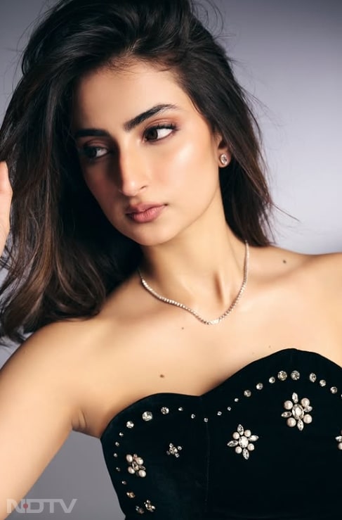 ड्रेस में हुए स्टोन वर्क को कॉम्प्लीमेंट करने के लिए उन्होनें डायमंड स्टडेड नेकलेस पहना है. instagram/palaktiwarii