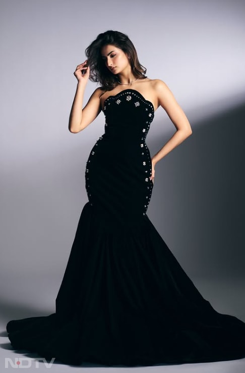 इस गाउन की कीमत लगभग 2.45 लाख बताई जा रही है. instagram/palaktiwarii