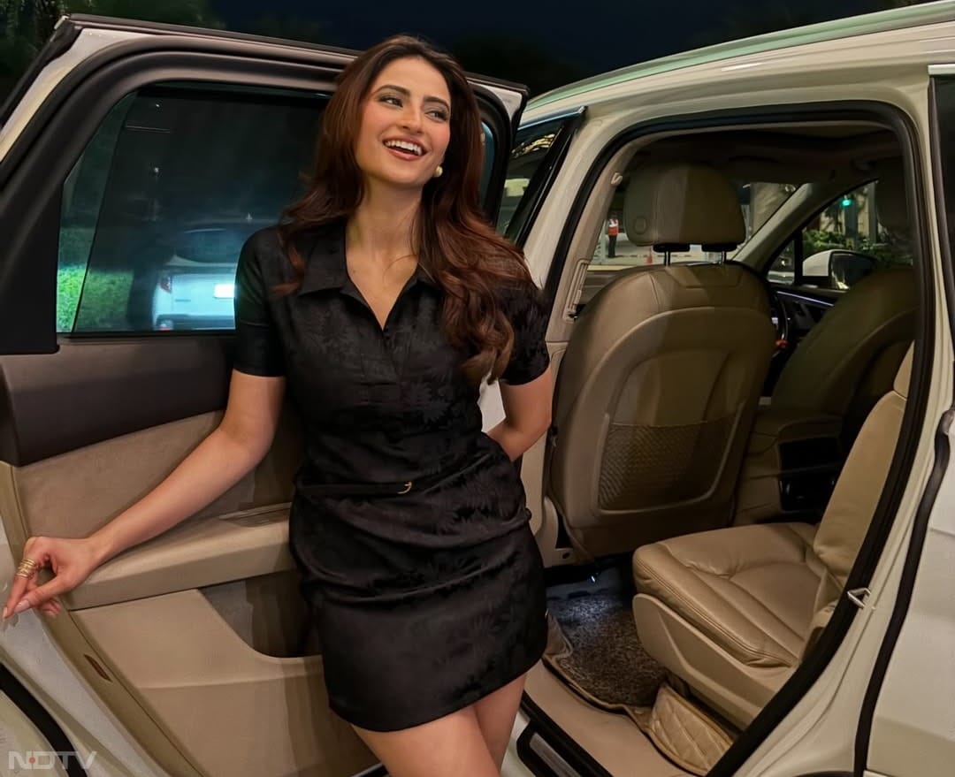 ब्&zwj;लैक कलर इस साल फैशन में इन है. ये कलर सब पर सूट करता है. palaktiwarii/Instagram