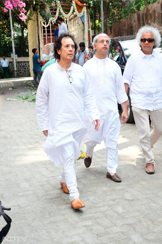 Pankaj Udhas\' Funeral: Zakir Hussain, Sonu Nigam Bid Final Farewell