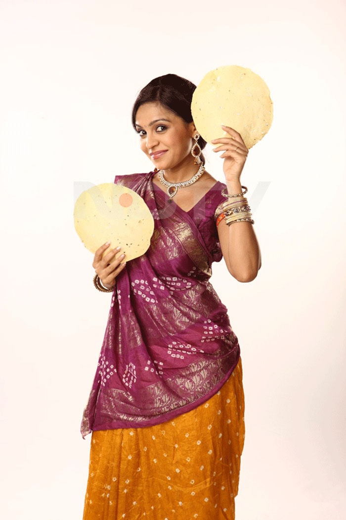 Ami Trivedi as Kokila Parikh in <i>Papad Pol</i>.