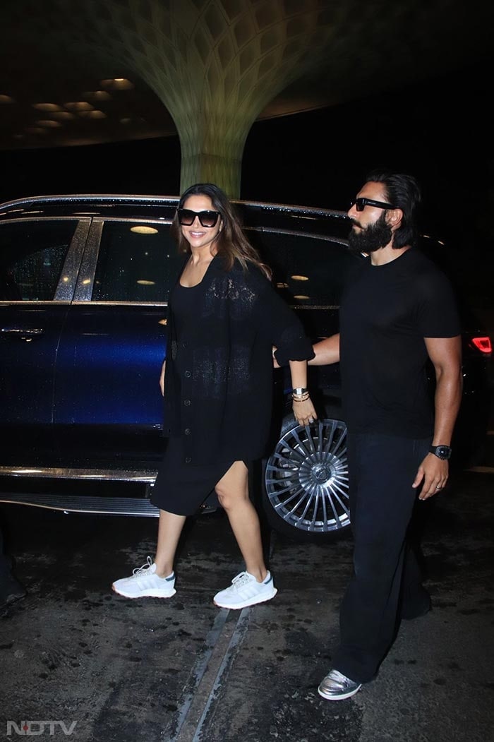 The to-be parents were all smiles for the paparazzi. (Image Courtesy: Varinder Chawla)