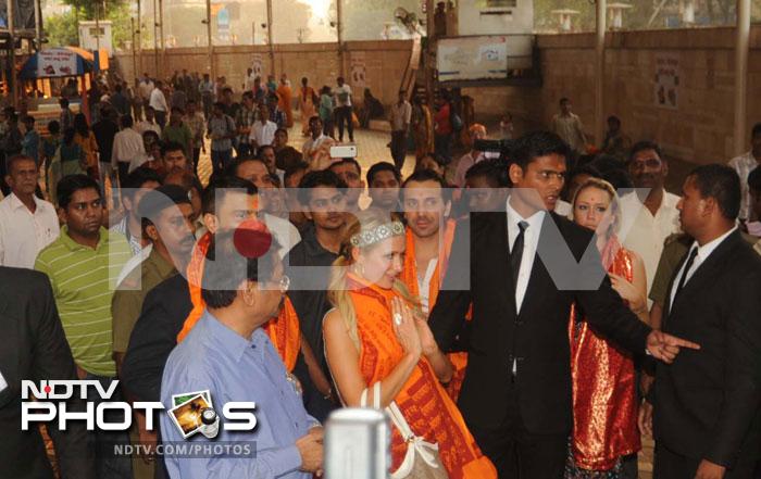 Paris Hilton prays at Siddhivinayak Temple