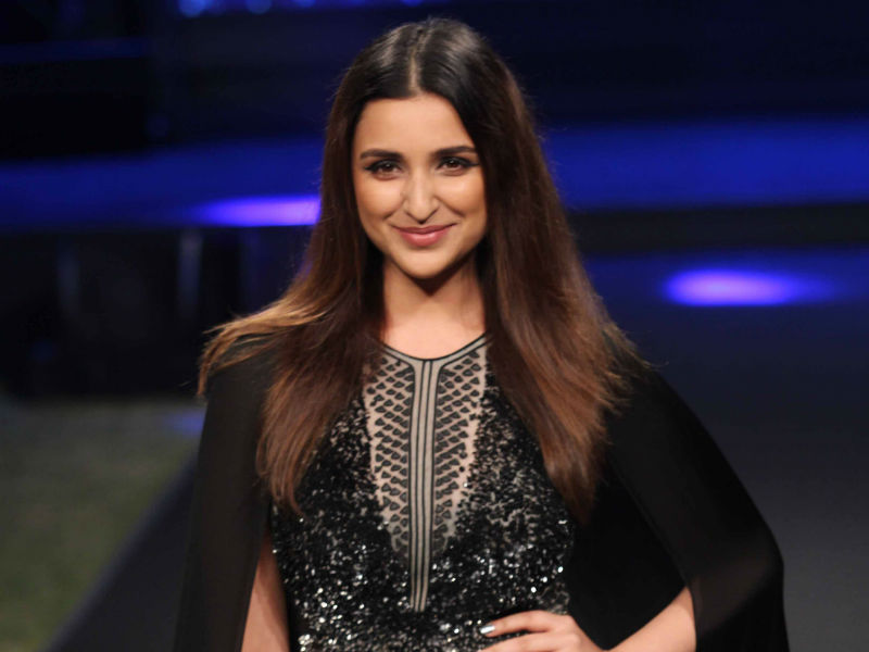 परिणीति और सोनाक्षी सिन्हा ने रैंप पर बिखेरा हुस्न का जलवा