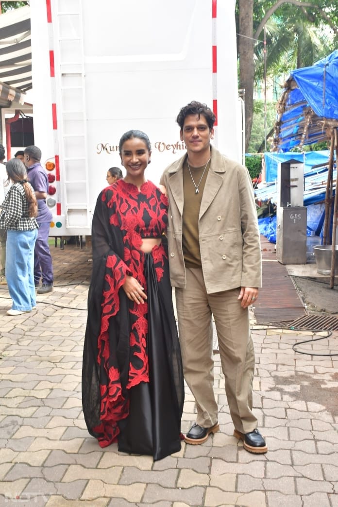 Vijay Varma posed for the paparazzi in style. (Image Courtesy: Varinder Chawla)