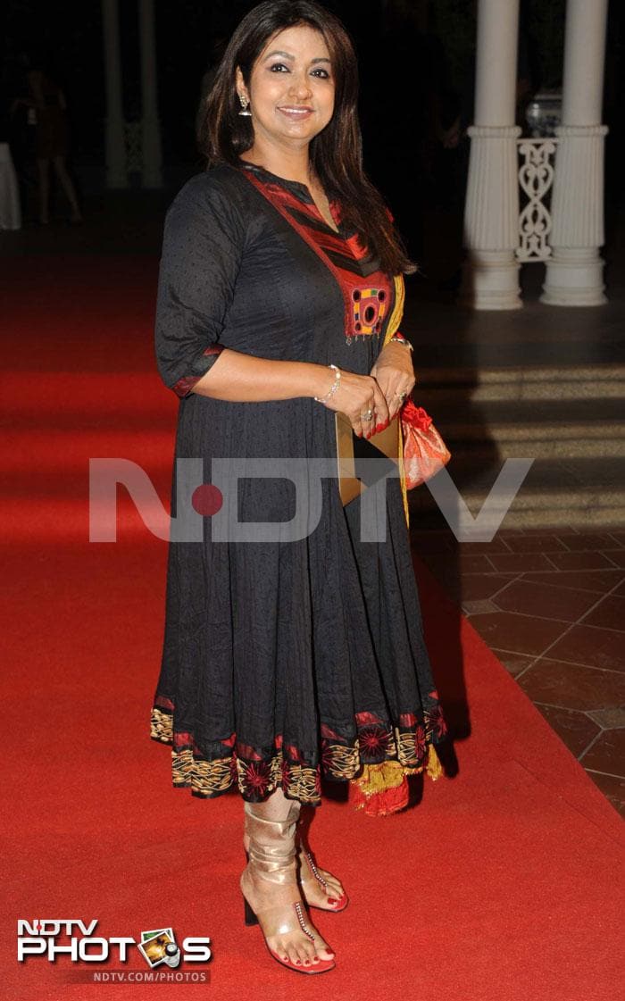 Priyanka, Sonam dazzle at awards night