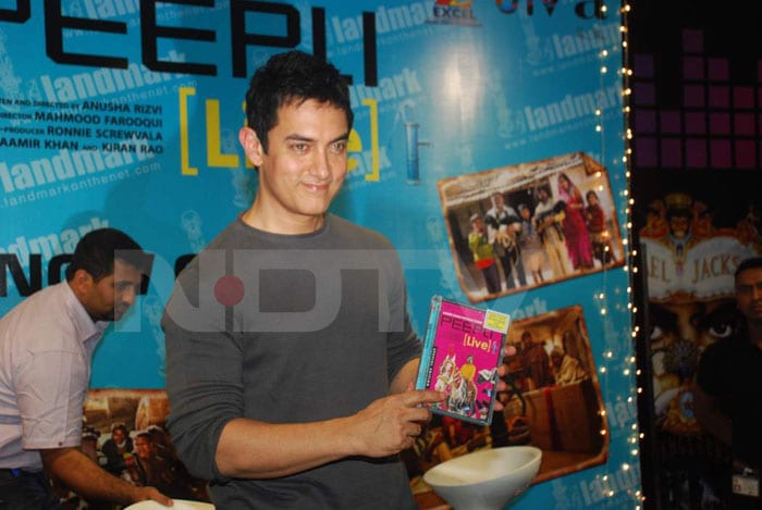 Aamir Khan launched the <i>Peepli Live</i> DVD in Mumbai.<br><br>
The film is India's entry at the Oscars this year.