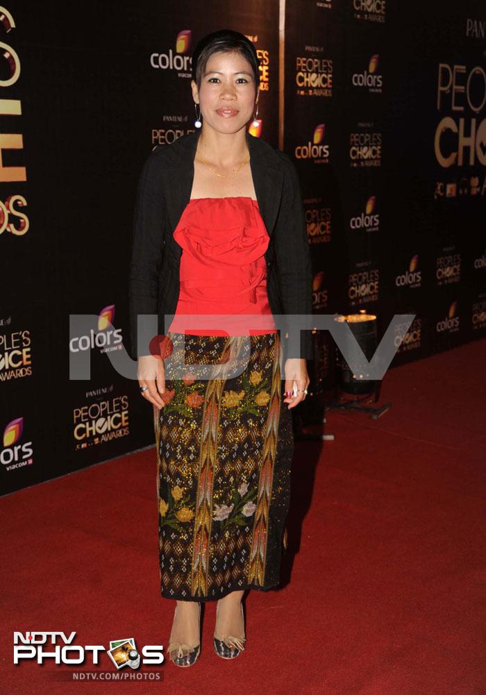 Newly married Bebo steps out alone for People\'s Choice Awards