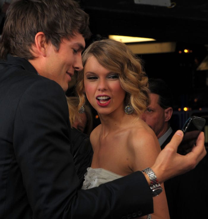 Actor Ashton Kutcher (L) and singer Taylor Swift talk in the press room during the People's Choice Awards. (Photo: AFP)