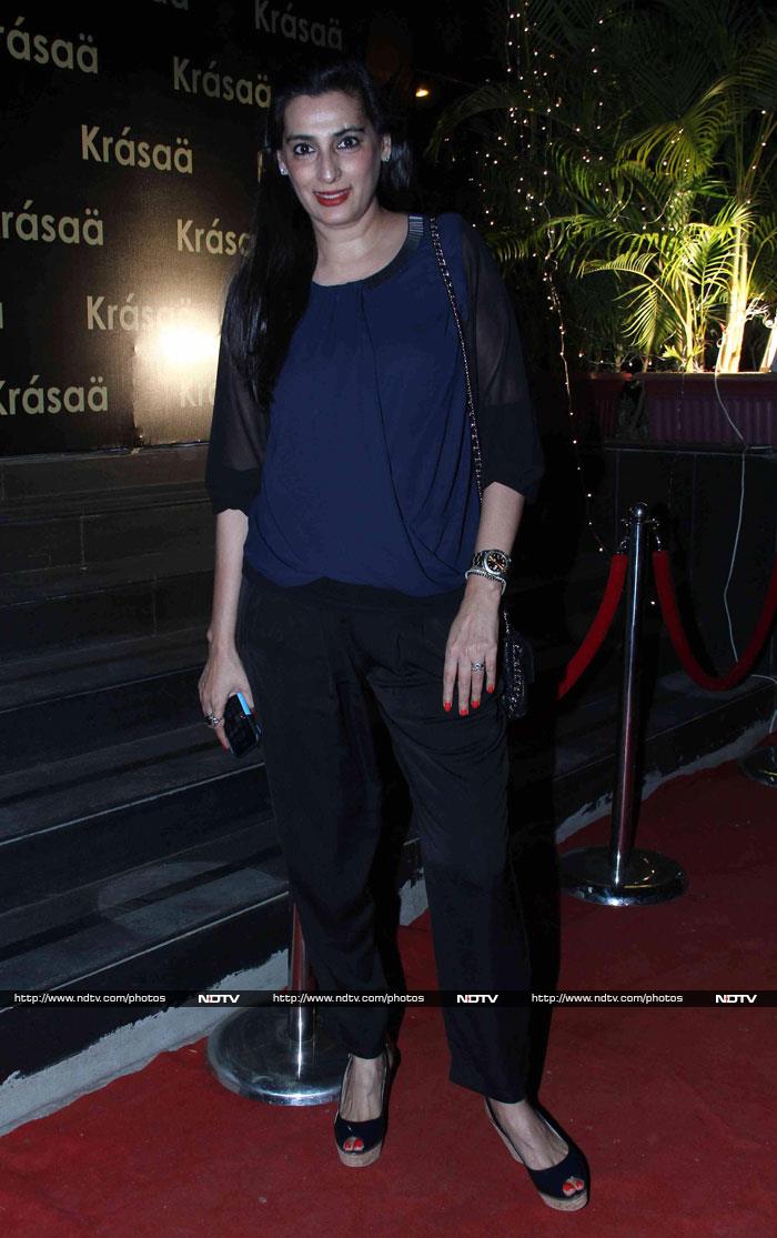 Mana Shetty, wife of Bollywood actor Suniel Shetty, was elegant in a blue top teamed with black pants.