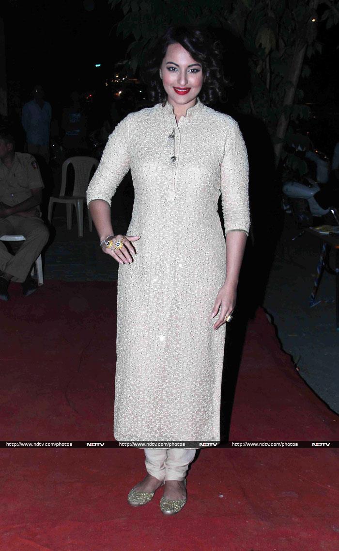 <i>Lingaa</i> actress Sonakshi Sinha looked ravishing in a Vikram Phadnis suit.