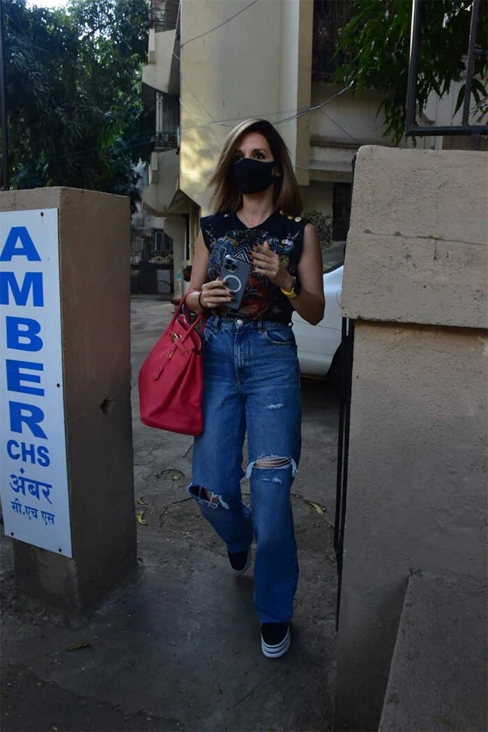 सुज़ैन खान जुहू के एक सैलून में कैजुअल ड्रेस में नज़र आईं.