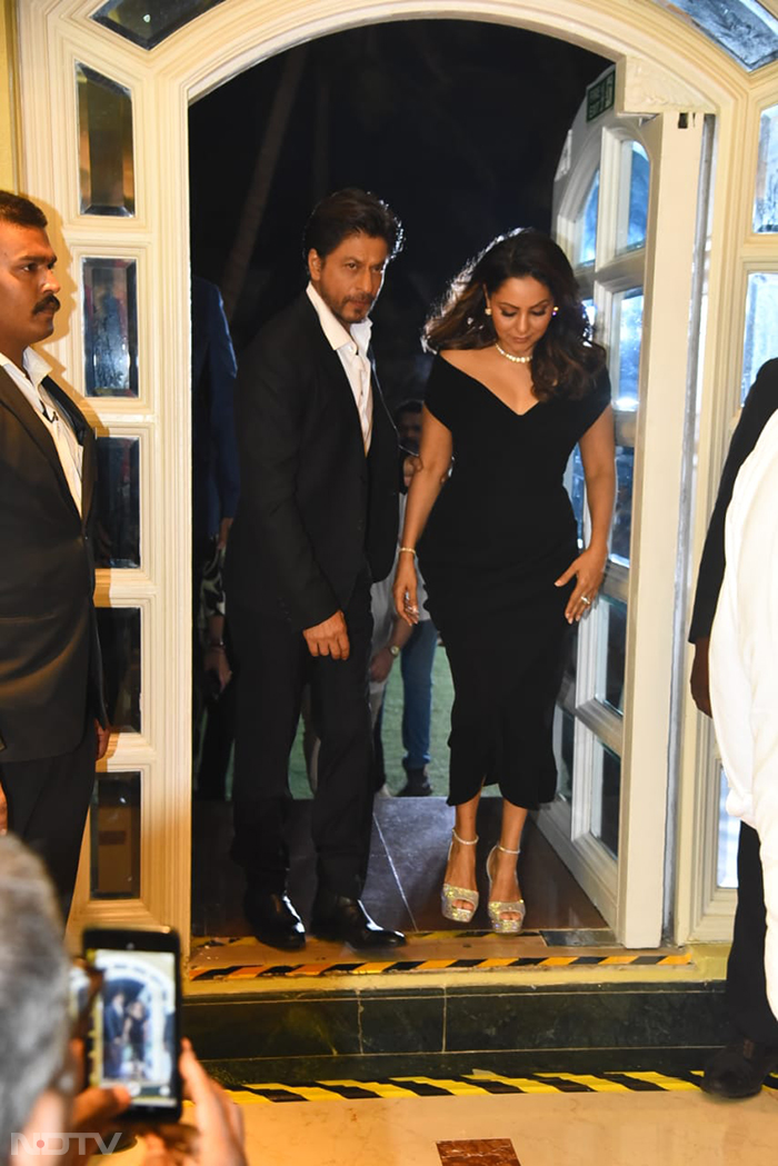Pics Of Shah Rukh Khan And Gauri From Last Night That Are Absolute Goals