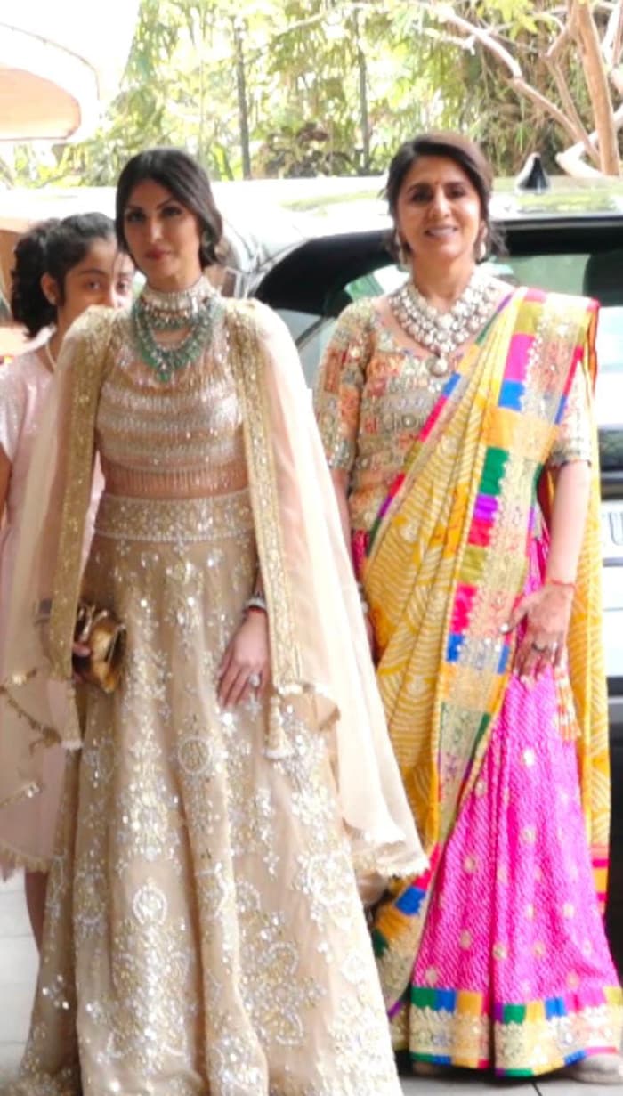 Ranbir Kapoor in Sabyasachi kurta set dances his heart out with mom Neetu  for mehendi ceremony - India Today