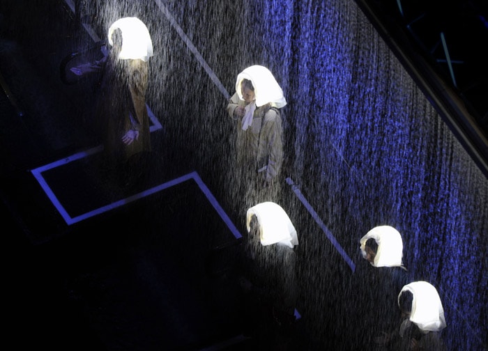 Argentine artists perform depicting Madres de Plaza de Mayo under the rain on May 25, 2010 during celebrations for the Bicentenary of the May Revolution that led to Argentina's Independence on July 9, 1816. (Photo: AFP)