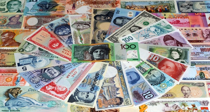 A 100 Australian dollar note (C) is displayed with other foreign currencies in Sydney on May 26, 2010. The plunge in the Australian dollar, which has hit nine-month lows, is due to traders selling down the local currency amid recent sharp falls on the share market and fresh concerns about the stability of Europe's financial system. (Photo: AFP)