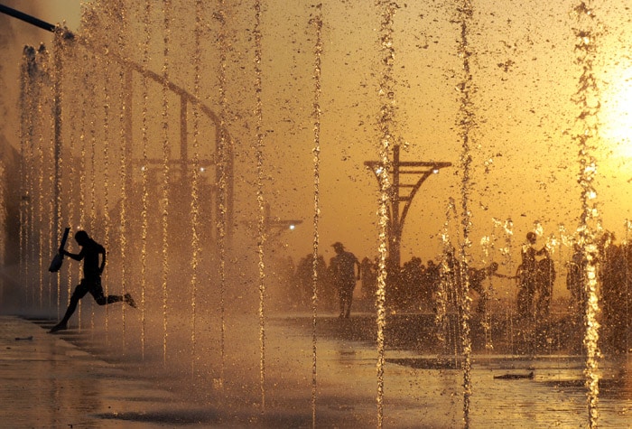 Young people cool off in a fountain during the 'Rock in Rio' music festival in Arganda del Rey near Madrid on June 5, 2010. (Photo: AFP)