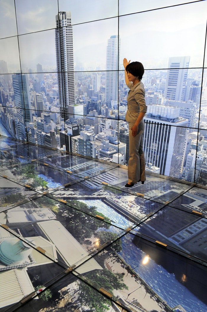 Japan's electronics giant Sharp unveils the new multi-screen display, that consists of 6x5 60-inch sized LCD display with the world's thinnest panels frame, the width of bezel between neighboring display is only 6.5mm on its width, in Tokyo on June 7, 2010. The 30 multi-display, enabling it to show 8k x 4k high-definition images, will go on sale from the end of August. (Photo: AFP)