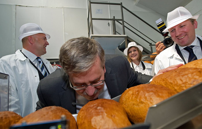 Poland's acting President Bronislaw Komorowski (2nd L) sniffs a loaf of bread during a visit to the Polish Bakery in west London on June 2, 2010. Komorowski, the frontrunner in Poland's forthcoming elections, is on a whistle stop visit to the UK. (Photo: AFP)