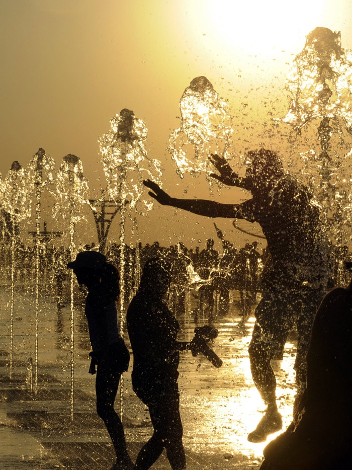 Young people cool off in a fountain during the 'Rock in Rio' music festival in Arganda del Rey near Madrid on June 5, 2010. (Photo: AFP)