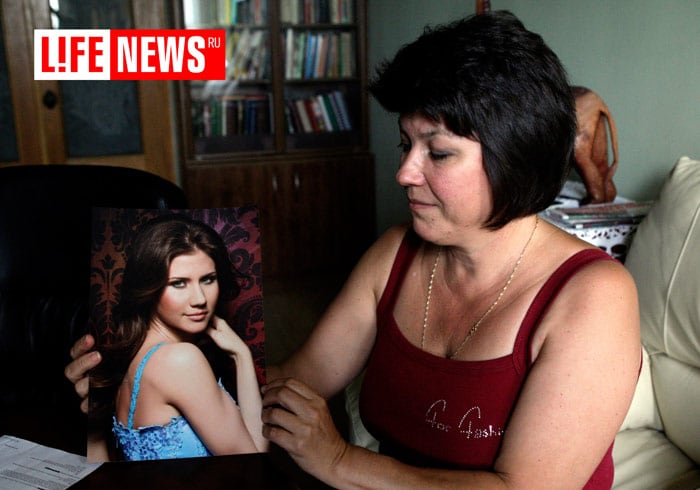 In this Tuesday, July 6, 2010, photo Irina Kushchenko the mother of Anna Chapman, one of 10 alleged Russian spies arrested in the United States, holds a photo of her daughter as she speaks to Russian news website lifenews.ru in Moscow. Chapman's mother said her daughter is "no Mata Hari" and she is considering a lawsuit over the breach of her daughter's privacy. (Photo: AP)