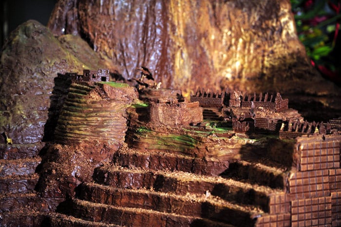 Detail of a sculpture representing the Inca fortress of Machu Picchu made out of chocolate, is shown during the first symposium on cacao and chocolate of Latin America, in Lima, on July 09, 2010. (Photo: AFP)