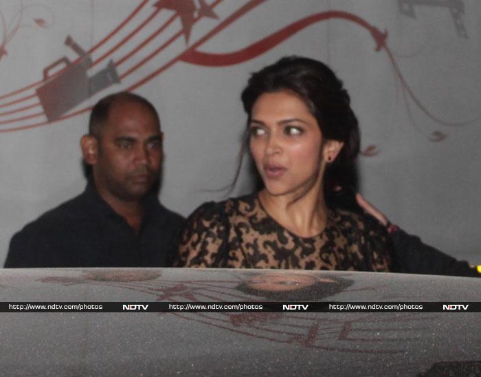 Deepika\'s smile makes up for SRK, the incredible grump