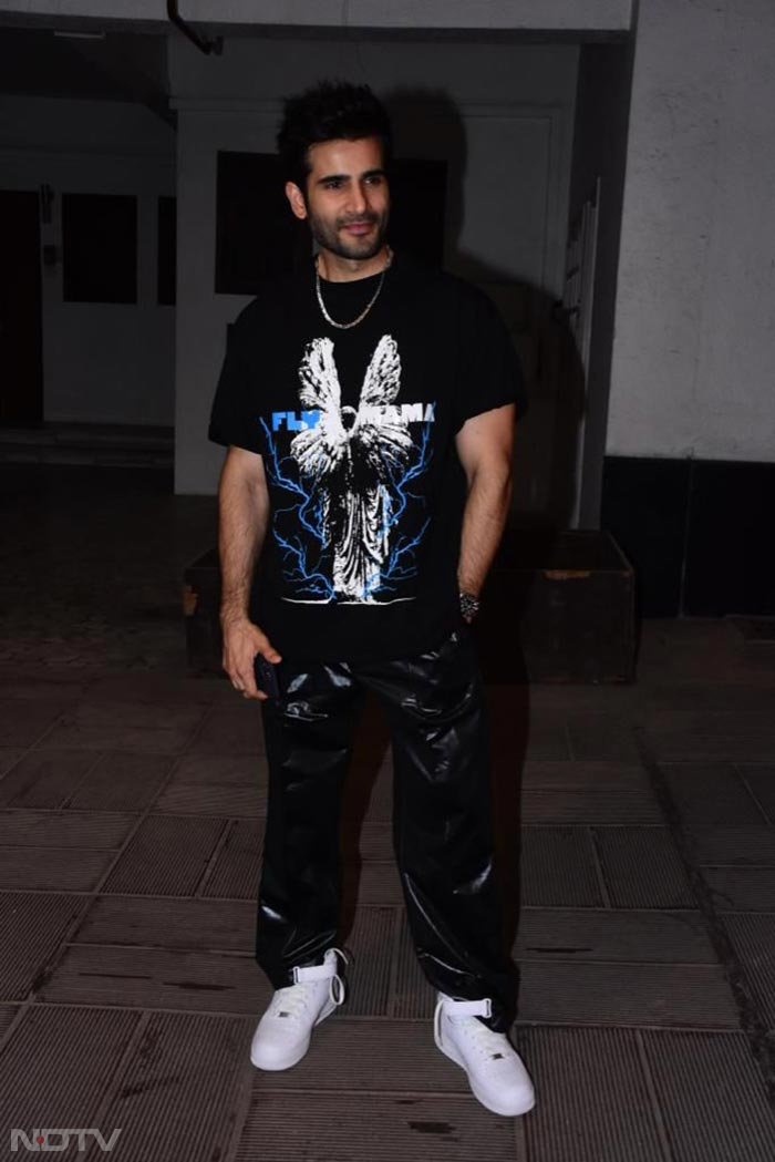 Karan Tacker looked handsome as he arrived for the party at Manish Malhotra's house. (Image Courtesy: Varinder Chawla)