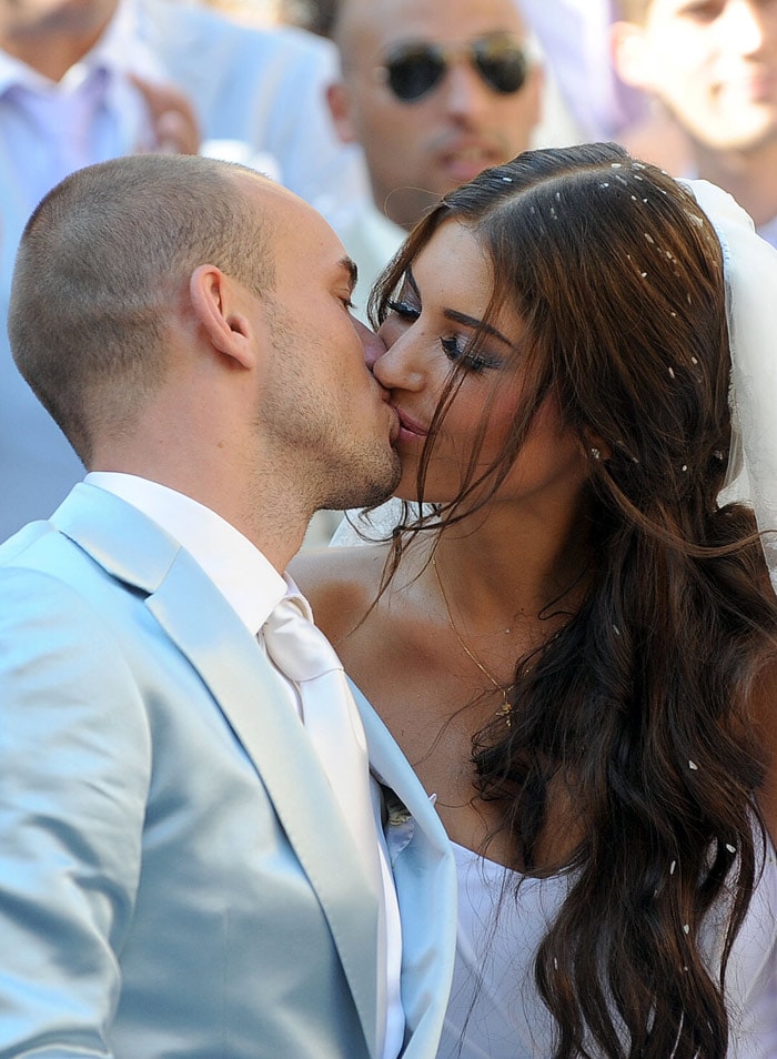 Inter-Milan's Dutch football player Wesley Sneijder (L) and Dutch model Yolanthe Cabau kiss each other outside the Church of San Giusto e Clemente in Castelnuovo Berardenga near Siena on July 17, 2010 after their wedding in the Tuscan village. (Photo: AFP)