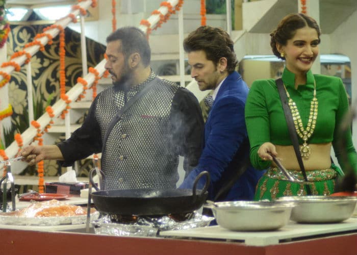 <I>Bigg Boss 9</i>: Contestants Celebrate Diwali with Prem and Maithili