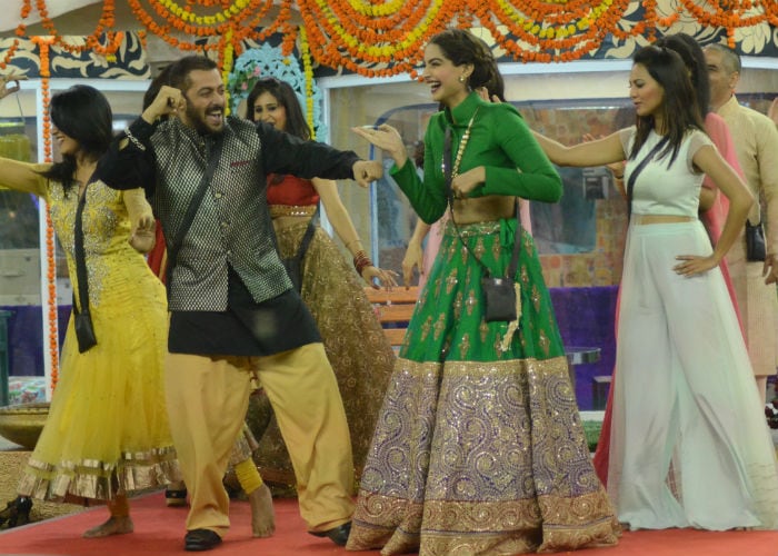 <I>Bigg Boss 9</i>: Contestants Celebrate Diwali with Prem and Maithili