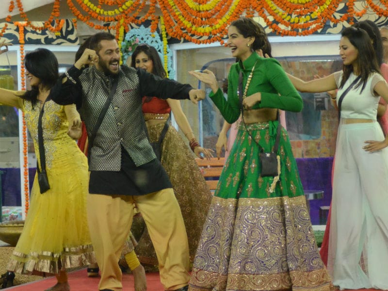 Photo : Bigg Boss 9: Contestants Celebrate Diwali with Prem and Maithili